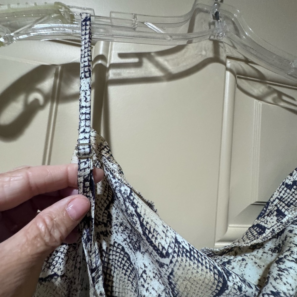 Good used condition silky mid dress. Sz m - Picture 8 of 12
